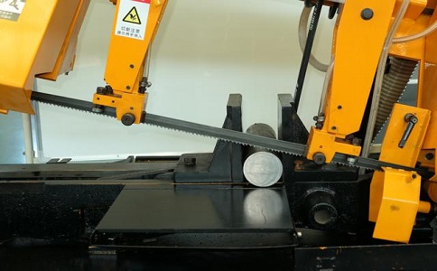 张金镇数控带锯床自动送料精度会出现偏差吗？