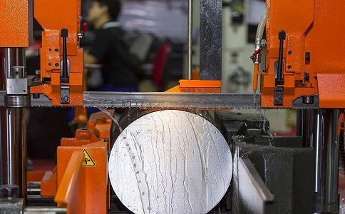 张金镇立式金属带锯床切削出现跑带故障解决方法！